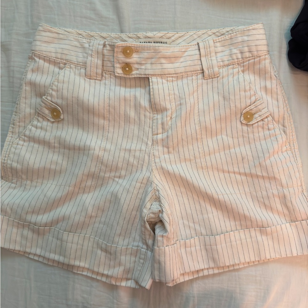 Banana Republic Cream Bermudas Stylish Comfort
